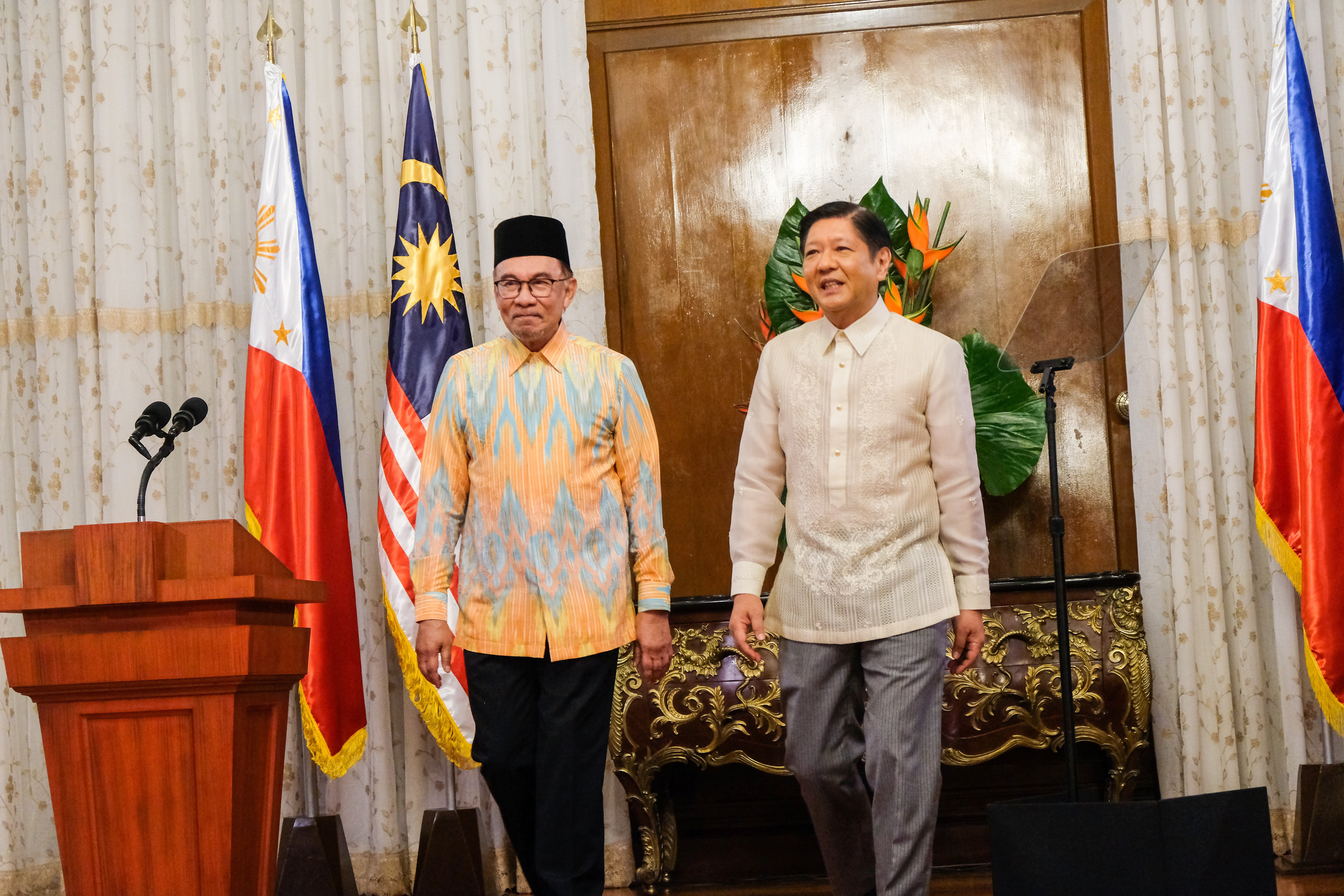 Good friends Malaysian Prime Minister Datuk Seri Anwar Ibrahim (left) and President Ferdinand Marcos Jr. ensure there would be an amicable discussion of the Sabah territorial rift.